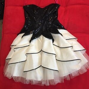 Betsy Johnson Black/White Sequin Homecoming Dress
